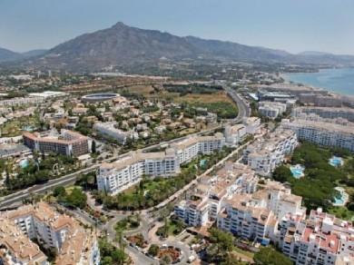 Apartamento con 3 dormitorios se vende en Marbella, Costa del Sol