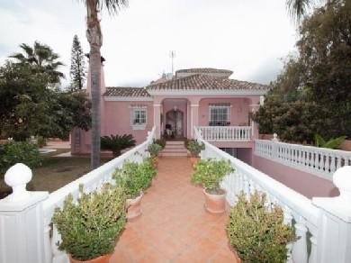 Chalet con 4 dormitorios se vende en Marbella, Costa del Sol