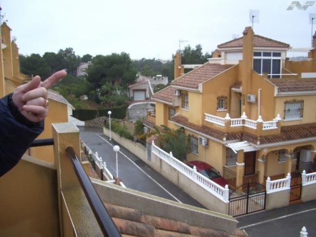 ¡Chollo! Adosado 3 dormitorios en la urb.Los Altos-Orihuela Costa