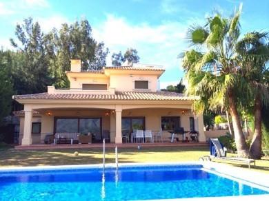 Chalet con 4 dormitorios se vende en Marbella, Costa del Sol