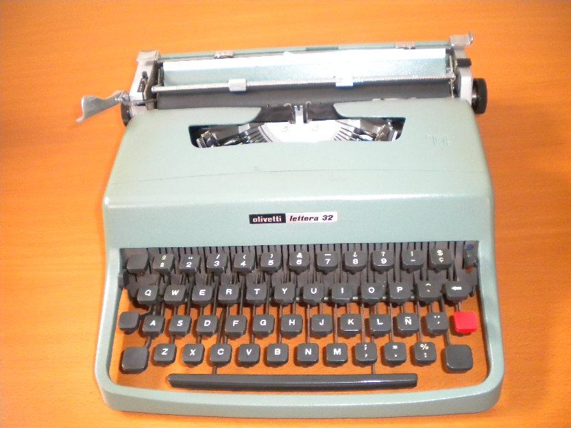 Máquina antigua de escribir Olivetti