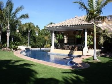 Chalet con 4 dormitorios se vende en Marbella, Costa del Sol