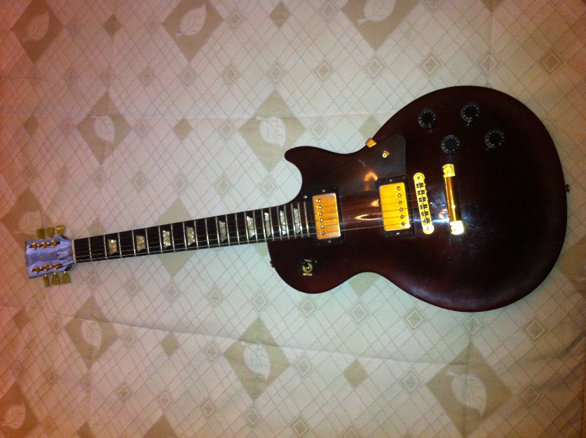 Guitarra gibson les paul studio color vino del año 94. muy cuidada