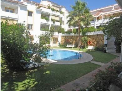 Apartamento con 2 dormitorios se vende en Marbella, Costa del Sol