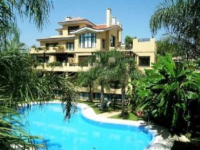 Apartamento con 2 dormitorios se vende en Marbella, Costa del Sol