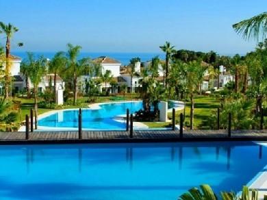 Chalet con 4 dormitorios se vende en Marbella, Costa del Sol