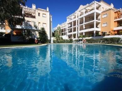 Apartamento con 3 dormitorios se vende en Marbella, Costa del Sol