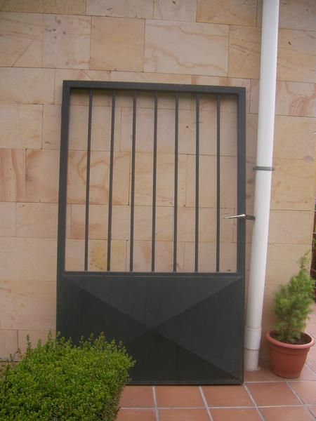 SE VENDE PUERTA DE FORJA