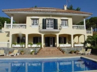 Chalet con 4 dormitorios se vende en Marbella, Costa del Sol