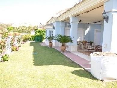 Chalet con 4 dormitorios se vende en Marbella, Costa del Sol