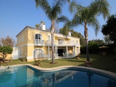 Chalet con 4 dormitorios se vende en Marbella, Costa del Sol