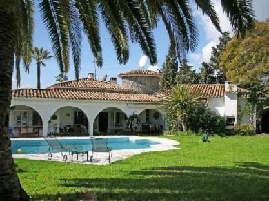 Chalet con 5 dormitorios se vende en Marbella, Costa del Sol