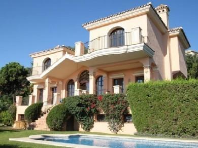 Chalet con 4 dormitorios se vende en Marbella, Costa del Sol