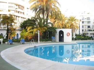 Apartamento con 2 dormitorios se vende en Marbella, Costa del Sol