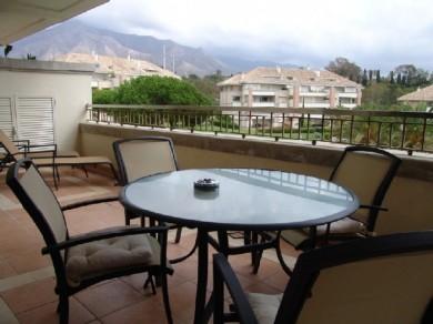 Apartamento con 2 dormitorios se vende en Marbella, Costa del Sol