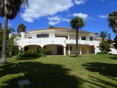 Chalet con 3 dormitorios se vende en Marbella, Costa del Sol