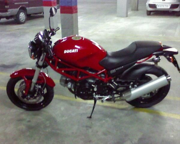 ducati monster 695 roja