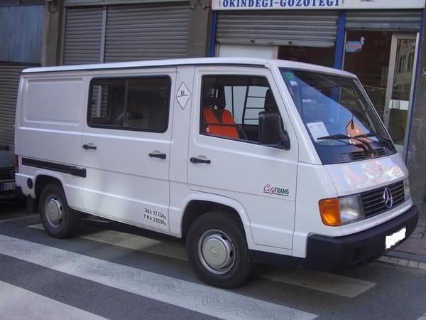 Mercedes-Benz 100D