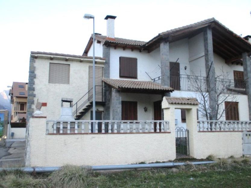 Casa con jardin garaje y 6 habitaciones en campo pirineo de huesca