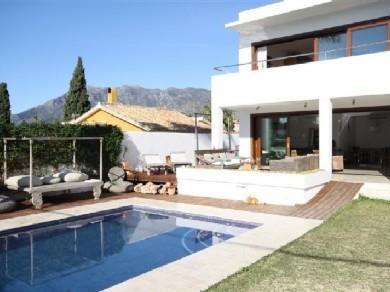 Chalet con 4 dormitorios se vende en Marbella, Costa del Sol