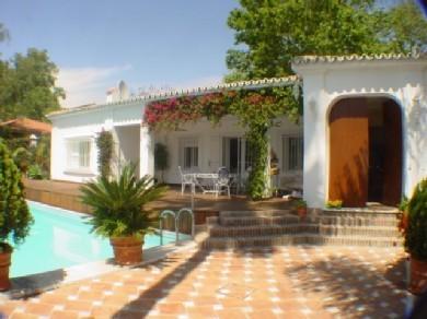 Chalet con 3 dormitorios se vende en Marbella, Costa del Sol