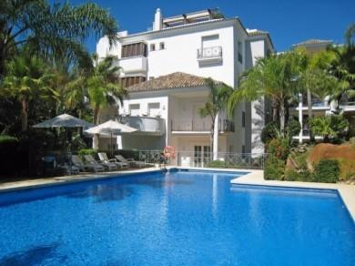 Apartamento con 3 dormitorios se vende en Marbella, Costa del Sol