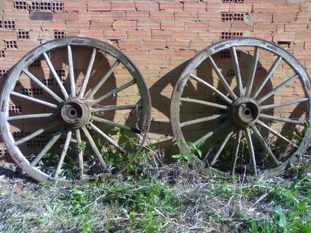 Aperos,arados, valdosasmazizas, ventanas con rejas, lechera, ruedas carro, barriles,...