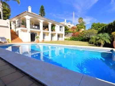 Chalet con 4 dormitorios se vende en Marbella, Costa del Sol