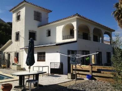 Chalet con 4 dormitorios se vende en Alhaurin el Grande