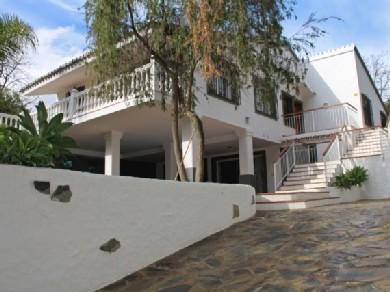 Chalet con 5 dormitorios se vende en Marbella, Costa del Sol