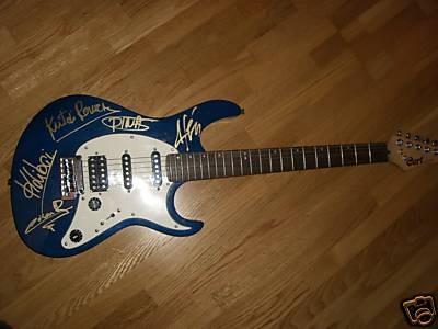 Vendo guitarra firmada por MAREA