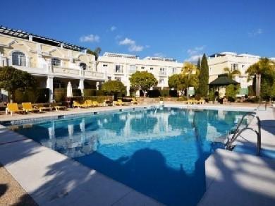 Apartamento con 2 dormitorios se vende en Marbella, Costa del Sol