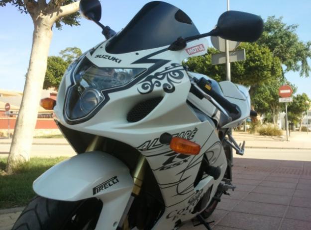 Se vende suzuki GSXR 600 2005 por 2.950 euros