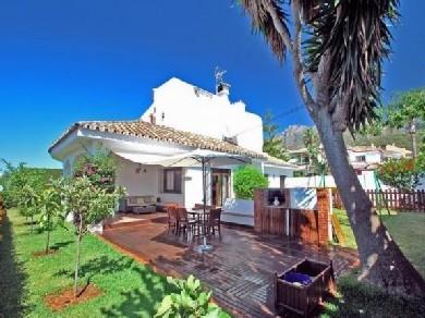 Chalet con 4 dormitorios se vende en Marbella, Costa del Sol