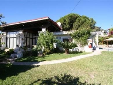 Chalet con 4 dormitorios se vende en Marbella, Costa del Sol