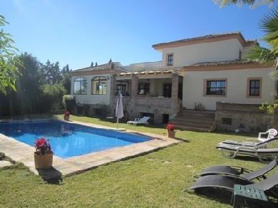 Chalet con 5 dormitorios se vende en Estepona, Costa del Sol