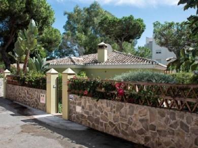 Chalet con 3 dormitorios se vende en Marbella, Costa del Sol