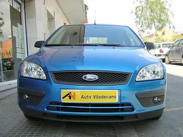 Comprar coche Ford FOCUS 1.6i Mod TREND '05 en Viladecans