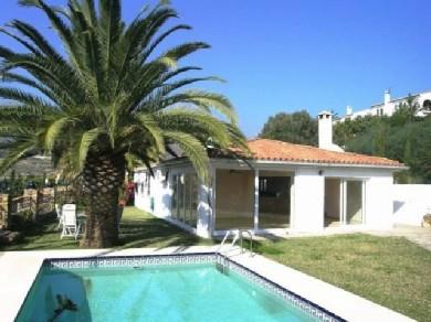 Chalet con 3 dormitorios se vende en Estepona, Costa del Sol