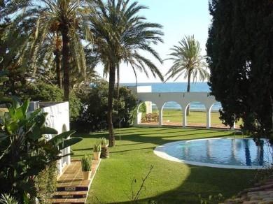 Chalet con 6 dormitorios se vende en Estepona, Costa del Sol