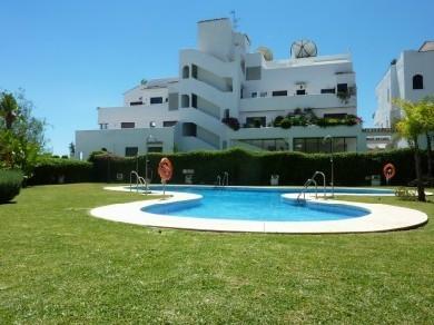 Apartamento con 2 dormitorios se vende en Marbella, Costa del Sol