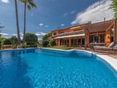 Chalet con 5 dormitorios se vende en Marbella, Costa del Sol