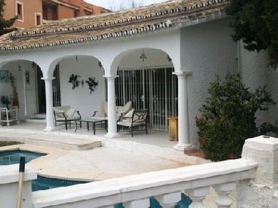 Chalet con 3 dormitorios se vende en Marbella, Costa del Sol