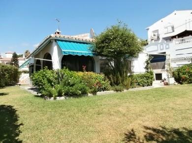 Chalet con 4 dormitorios se vende en Mezquitilla, Costa del Sol