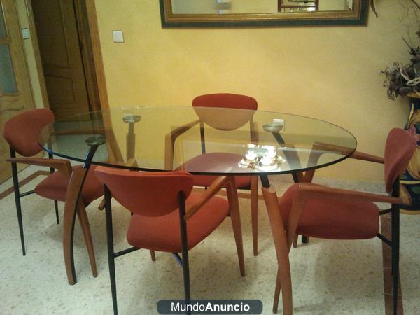 mesa de comedor con 4 sillas, aparador y lamparas