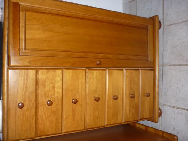 Mueble de madera con puerta y cajones