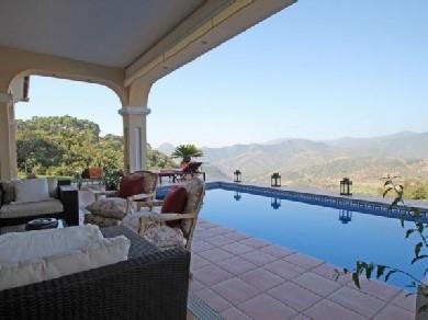 Chalet con 4 dormitorios se vende en Marbella, Costa del Sol