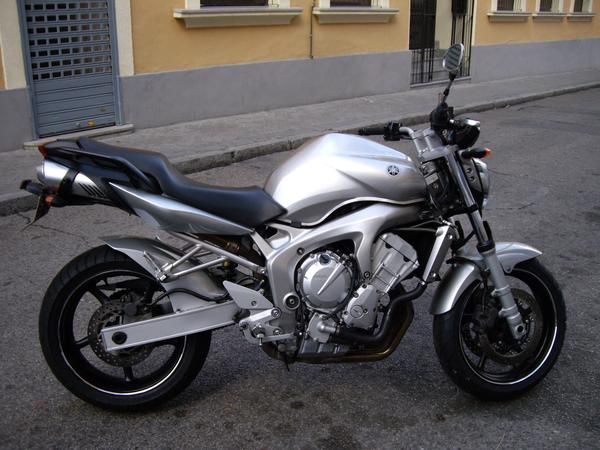 Vendo Yamaha Fazer 600 color gris