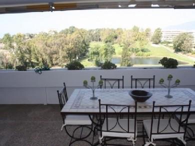 Apartamento con 2 dormitorios se vende en Marbella, Costa del Sol