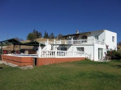 Chalet con 5 dormitorios se vende en Alhaurin el Grande